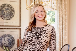 微笑的年轻女子在餐厅