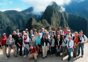 lsu风正规华体会官网apphth华体会体育app官网下载景园林校友组，秘鲁山脉为背景