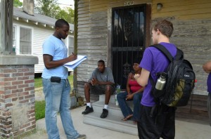 年轻的非裔美国人在屋前门廊与家人聊天