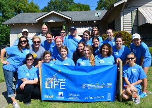 参加服务学习项目的LSU室内设计专业学生身着蓝色衬衫，聚在一起
