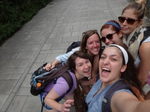 学生们一边自拍，一边大笑着挤进镜头