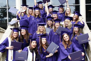 学生们欢呼雀跃，高举毕业证书