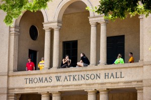 LSU Atkinson大厅阳台上俯瞰Quad的学生