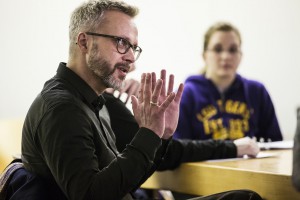 迈克尔·特里格尔在学生们的注视下做手势