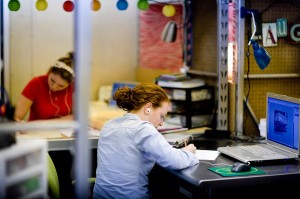 学生们在工作站忙碌