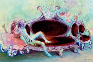 身穿粉色长袍的女子懒洋洋地躺在红色天鹅绒沙发上