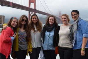 LSU室内设计学生在笼罩在雾中的金门大桥前摆姿势