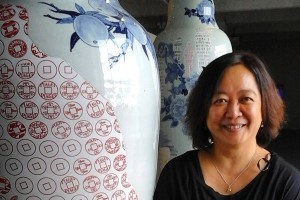 女人用华丽的大器皿