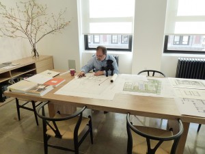 Lsu景正规华体会官网apphth华体会体育app官网下载观建筑校友在工作室的桌子上