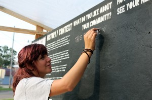 年轻女子在建筑工作室项目中城说话hth华体会体育app官网