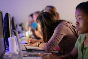 学生们在现代实验室里摆弄电脑