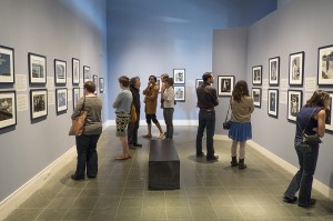 人们在博物馆的墙上学习摄影