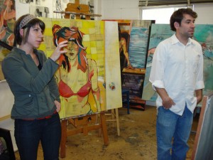 LSU的绘画和绘画学生在工作室充满了色彩斑斓的绘画