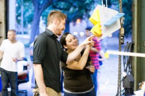 在LSU艺术学院研究生步行展上，人们微笑着指着悬挂的雕塑