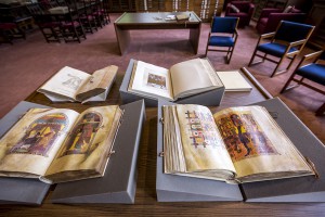 打开的书页上有彩色插图的旧手稿