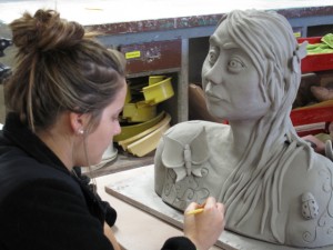 学生制作女性半身像