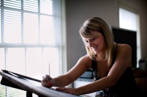 一个女学生在黑板上画画