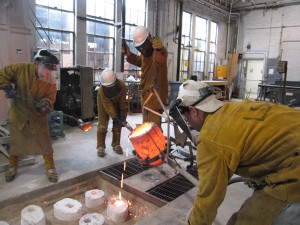 人们穿着西装戴着帽子，倒着滚烫的火焰液体