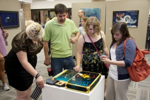 人们在展览中观看作品。