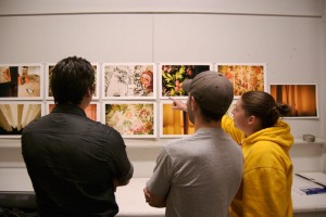 学生们盯着墙上的照片