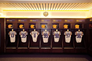 LSU的橄榄球球衣和头盔挂在墙上