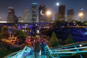 夜晚的灯光桥，公园和城市天际线背景