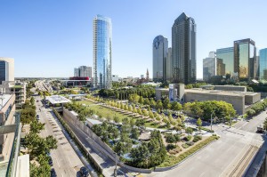 花园与摩天大楼周围，lsu景观建筑校友工作正规华体会官网app下载hth华体会体育app官网