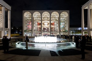 林肯中心广场场景:剧院夜间照明。LSU室内设计校友作品由照明设计师Suzan Tillotson设计