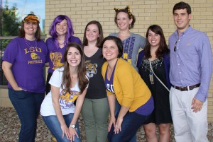 Lsu建hth华体会体育app官网筑校友穿着紫色和金色的衬衫