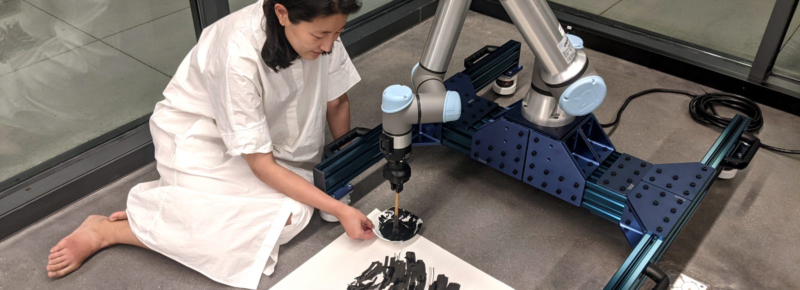 女人在地板上被机器人拿着一碗油漆